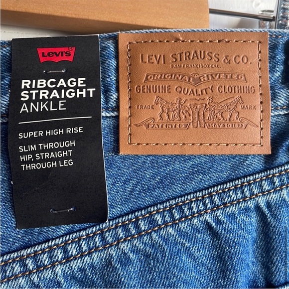 Levi’s Ribcage Straight Jeans - Picture 9 of 12